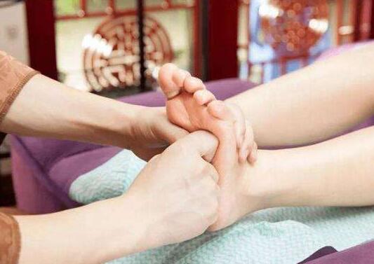 四川成都会所:泡脚可以消除疲劳